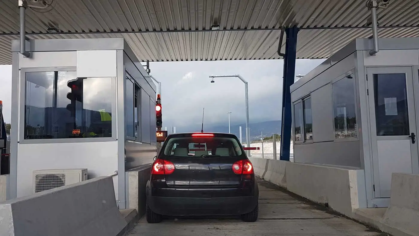 Carro realizando pagamento no pedágio