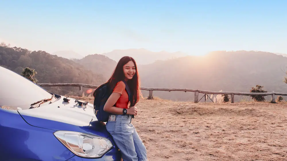 Menina em vagem de carro