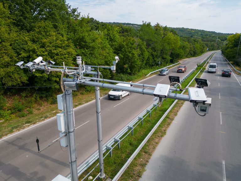 Rodovia com sinalização de sistema Free Flow eletrônico.