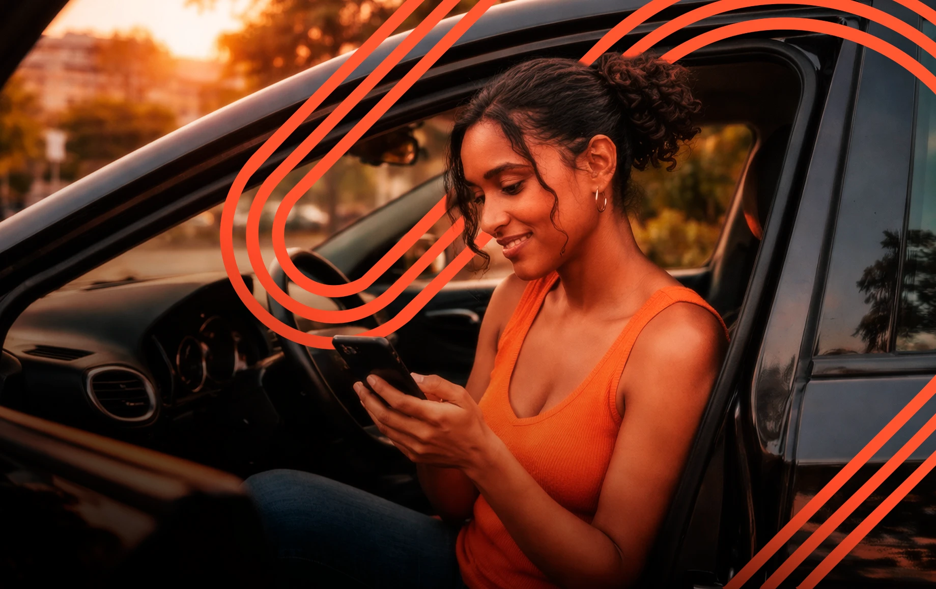 Motorista sorrindo ao volante usando o celular